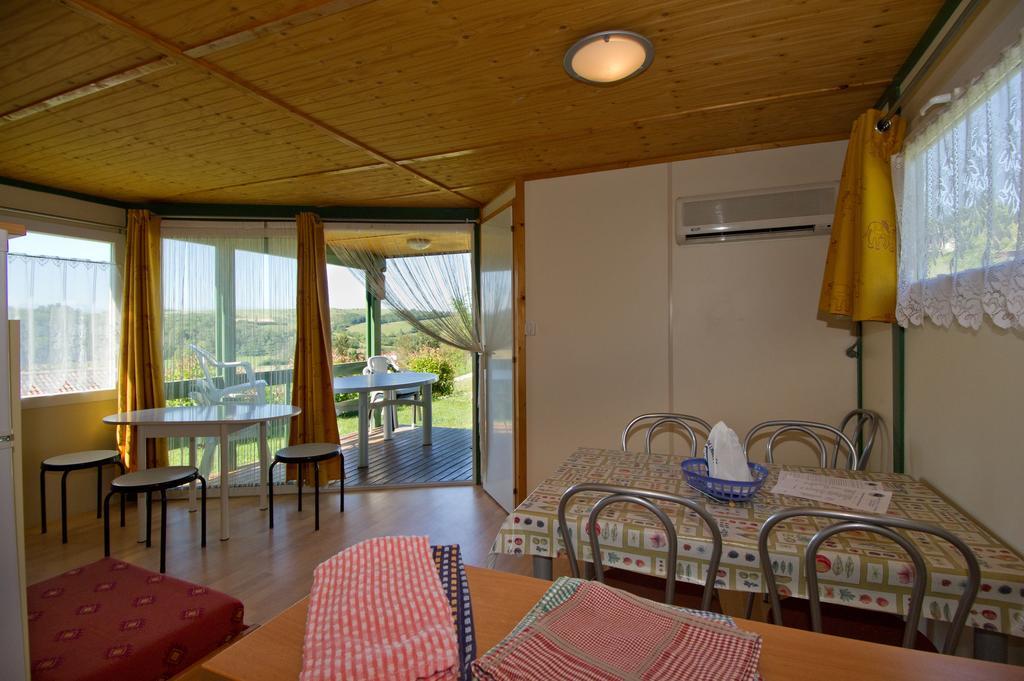 Le Bourdieu Hotell Durfort  Rom bilde